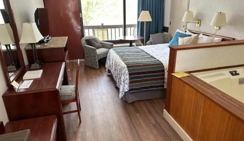 Queen Suite with Spa Bath