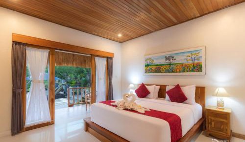 Queen Suite with Pool View