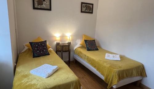 Standard Twin Room with Shared Bathroom