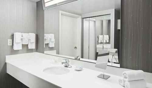 One-Bedroom King Suite with Sofa Bed and Adapted Tub - Mobility and Hearing Accessible