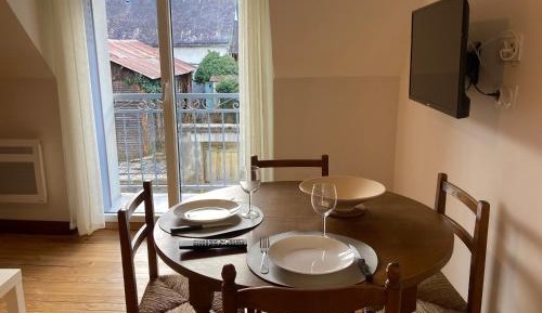Apartment with Mountain View