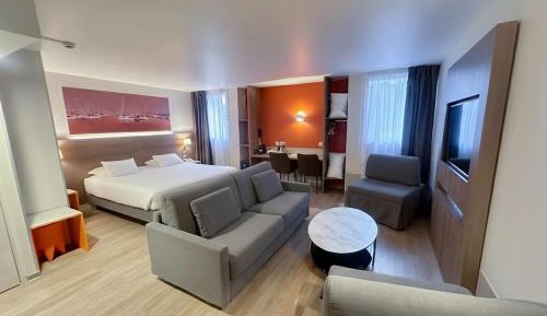 Junior King Suite with Sofa Bed and Pool View - Non-Smoking