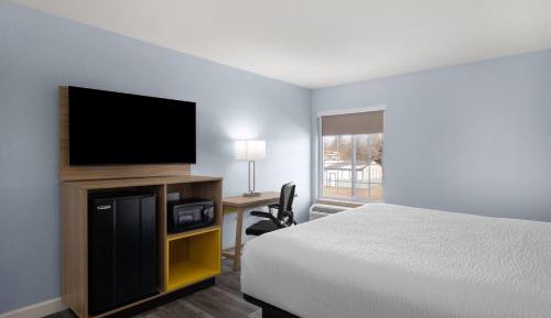 King Room with Mobility Access and Bathtub with Grab Bars, Non-Smoking
