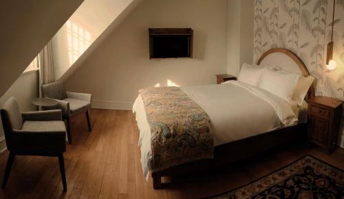 Deluxe Queen Suite