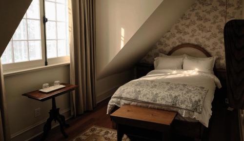 Deluxe Queen Suite