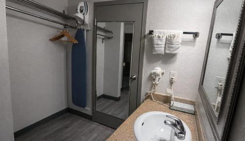 Standard King Room - Non-Smoking 