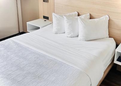 Queen Room with Bathtub w/Grab Bars - Mobility/Hearing Accessible - Non-Smoking