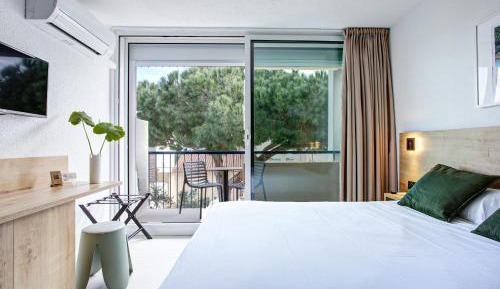 Comfort Double Room with Balcony and Air Conditioning - Mountain View or Sea Side