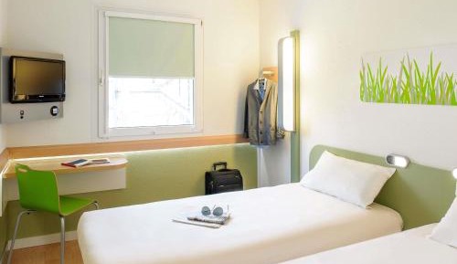 Classic Room with Two Single Beds with Garden View
