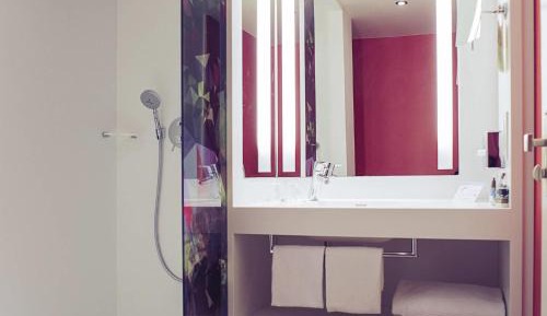 Standard room with 2 Single size beds 