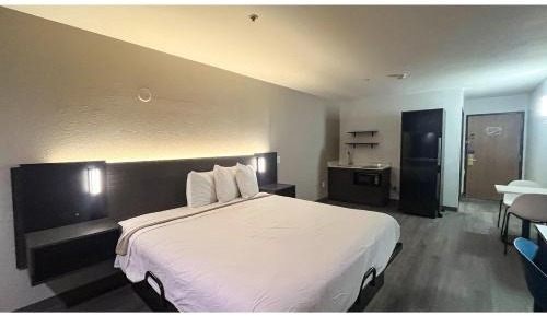 1 King Bed | Mobil Access Tub Nsmk Kitchen