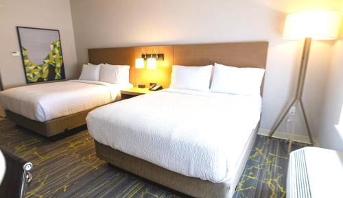 Standard Queen Room with Two Queen Beds and Mobility Accessible Tub