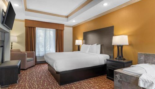 One-Bedroom King Suite with Spa Bath and Sofa