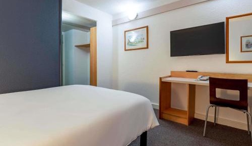 Standard Room with One Double Bed and One Single Bed