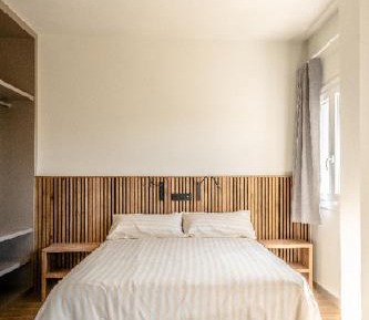 Deluxe One-Bedroom Apartment