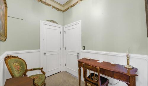 Queen Suite with Spa Bath
