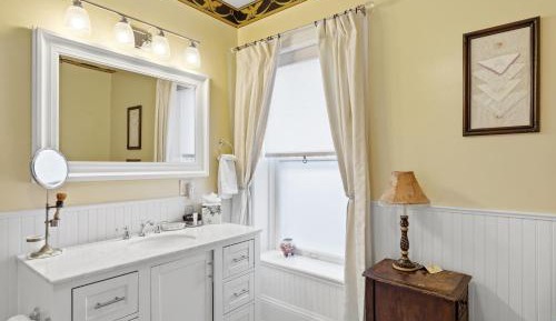 Queen Room with Spa Bath
