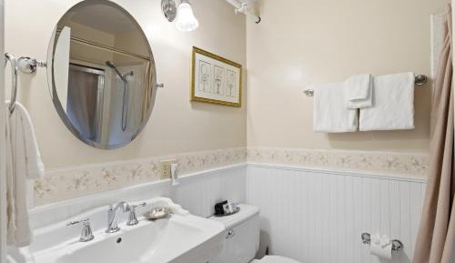 Queen Room with Spa Bath