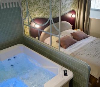 Deluxe Suite with Spa Bath
