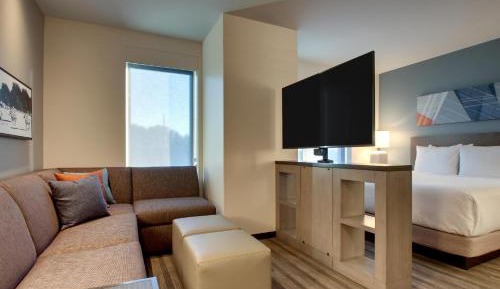 King Studio Suite with Sofa Bed, Kitchen and Tub - Disability Access