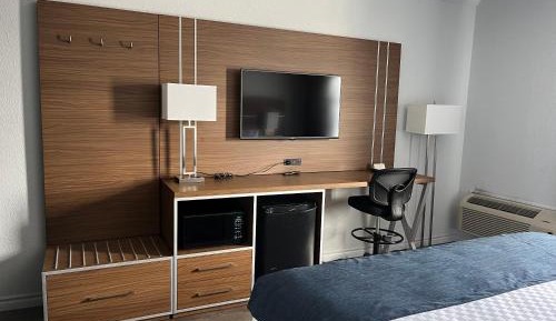 Standard Queen Room