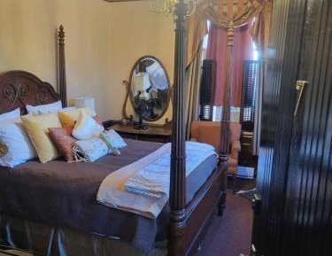 Deluxe Queen Studio 