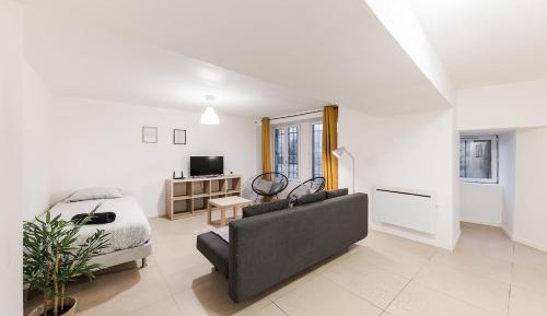 Classic One-Bedroom Apartment with King Bed