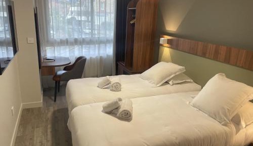 Standard Queen Room with Street View - Non-Smoking