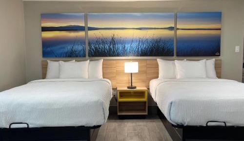 Suite with Two Queen Beds and One King Bed - Non-Smoking
