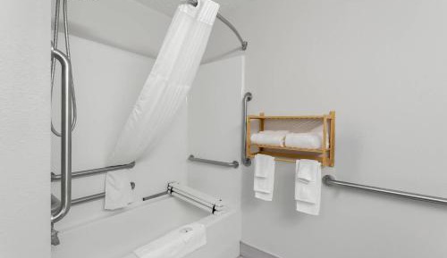Standard King Room with Tub - Accessible/Non-Smoking
