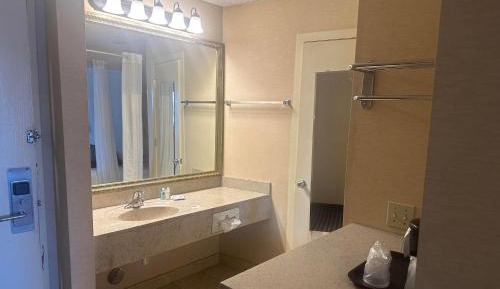 Deluxe King Suite - Non-Smoking