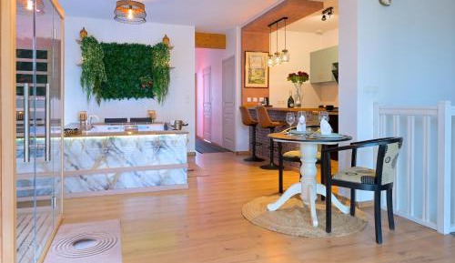 Classic One-Bedroom Apartment with King Bed