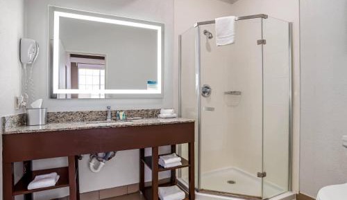 Superior King Suite with Whirlpool - Non-Smoking
