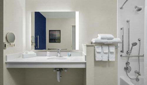 King Room with Roll-In Shower - Mobility Access/Communication Assistance