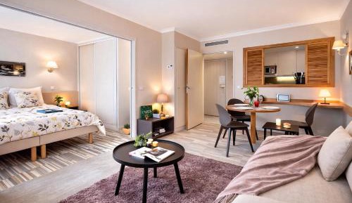 One-Bedroom Apartment with Garden View