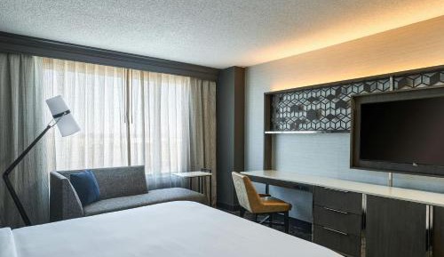 King Room with Tub - High Floor/Mobility/Hearing Accessible