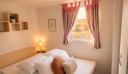 Three-Bedroom Mobile Home with Terrace and Pool View