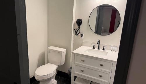 King Room with Mobility/Hearing Access and Roll-In Shower, Non-Smoking