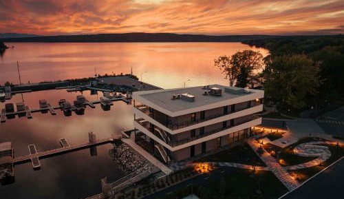 One-Bedroom Apartment with Lake View