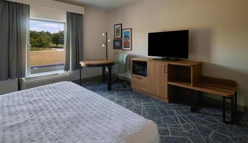 King Room with Accessible Tub - Mobility and Hearing Access/Non-Smoking