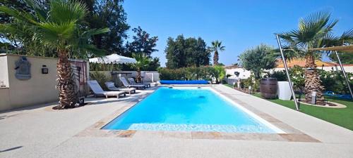 Two-Bedroom Deluxe Apartment with Garden View