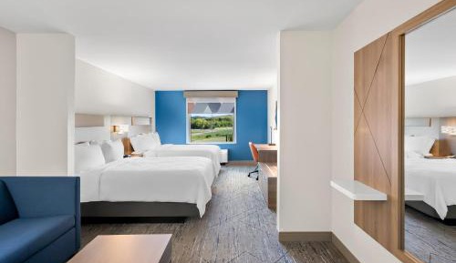 Queen Suite with Two Queen Beds