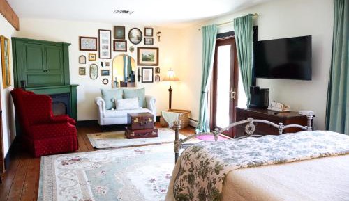 Queen Room with Jacuzzi Tub and TV and Gas Fireplace
