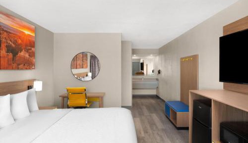 King Room with Roll-in Shower - Mobility Access/Non-Smoking