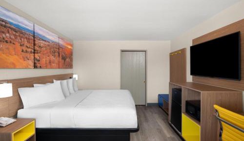 King Room with Bath Tub - Mobility Accessible/Non-Smoking