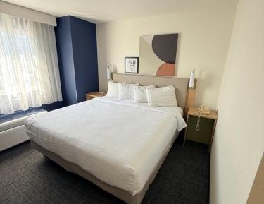 Queen Room - Non-Smoking / Non Pet Friendly