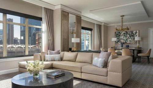 One-Bedroom Luxury King Suite - Club Lounge Access
