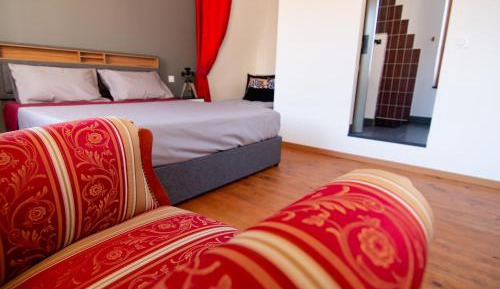 Deluxe Room (2 Adults + 1 Child)