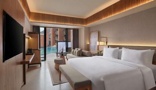 Superior King Room with Balcony and Pool View