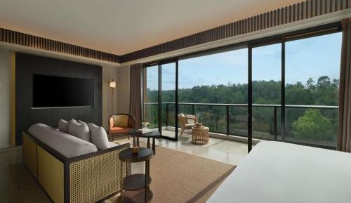 Tropical King Retreat with Balcony and Forest View